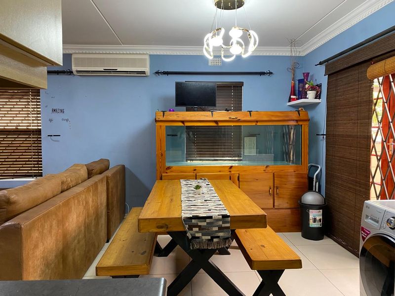 Stunning 4-Bedroom Duplex in Sought-After Bardale Village - Photo 4