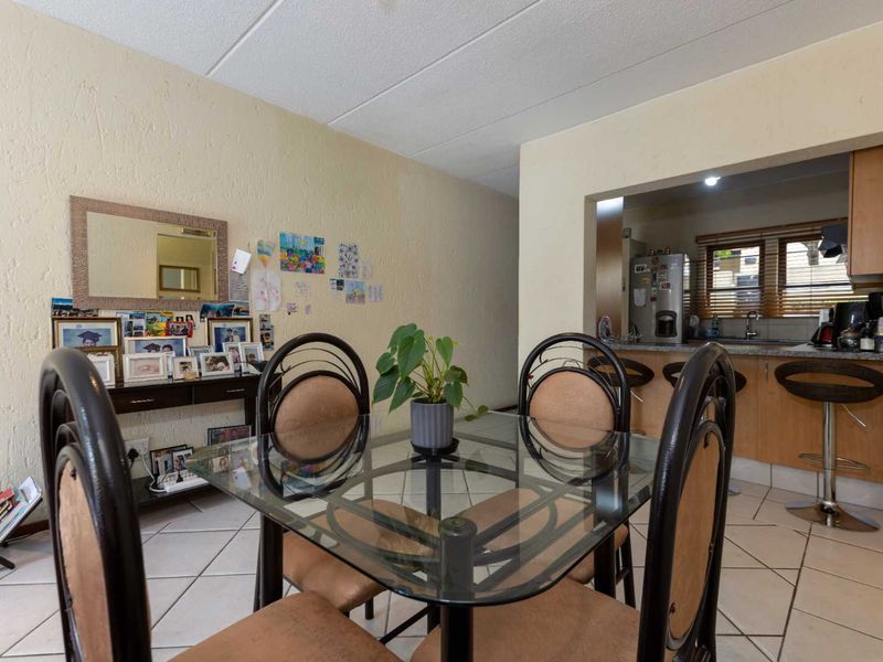 ESCAPE TO TRANQUILITY: YOUR DREAM 2 BEDROOM GAREDEN APARTMENT IN SUNNINGHILL’S VIA VERCELLI ESTATE - Photo 4