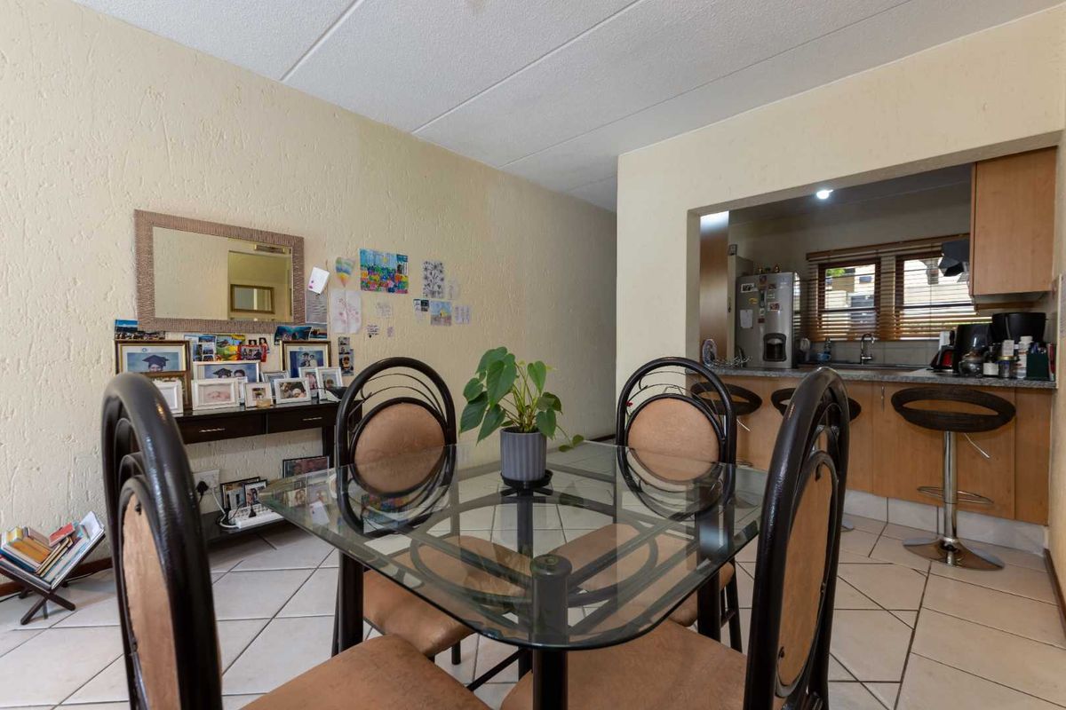 ESCAPE TO TRANQUILITY: YOUR DREAM 2 BEDROOM GAREDEN APARTMENT IN SUNNINGHILL’S VIA VERCELLI ESTATE - Photo 4