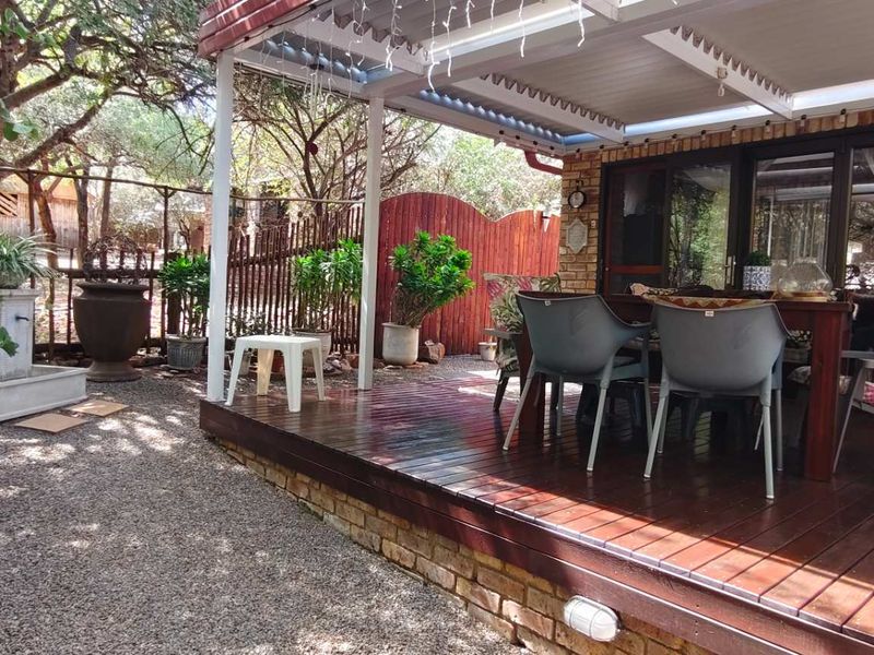 Immaculate and Stylish 2-Bedroom Property in a Secluded Cul-de-Sac - Photo 3