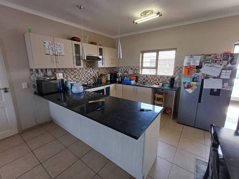 Popular townhouse complex in a sought after area - Photo 9