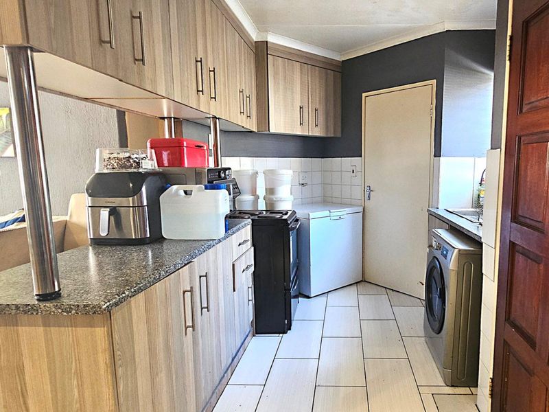 Spacious Three-Bedroom Unit Close to Everything in Radiokop - Photo 6