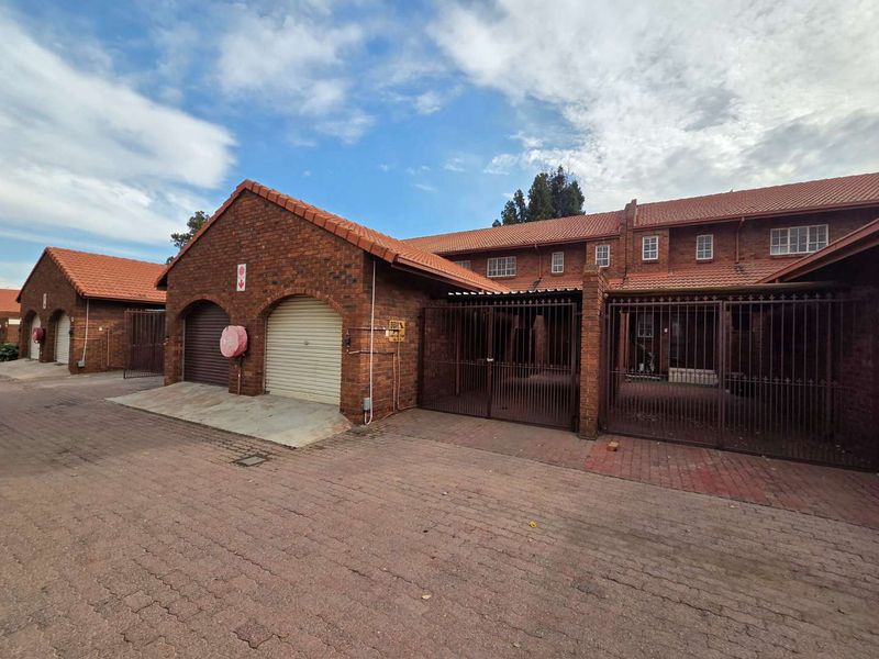 Room to Live, Space to Entertain – Pet-Friendly Duplex with a Private Garden. - Photo 2