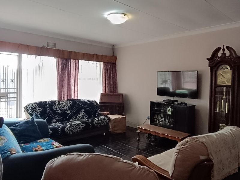 "Spacious 3-Bed Home with Income-Generating Flatlet!" - Photo 4