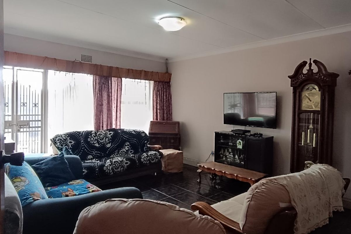 "Spacious 3-Bed Home with Income-Generating Flatlet!" - Photo 4
