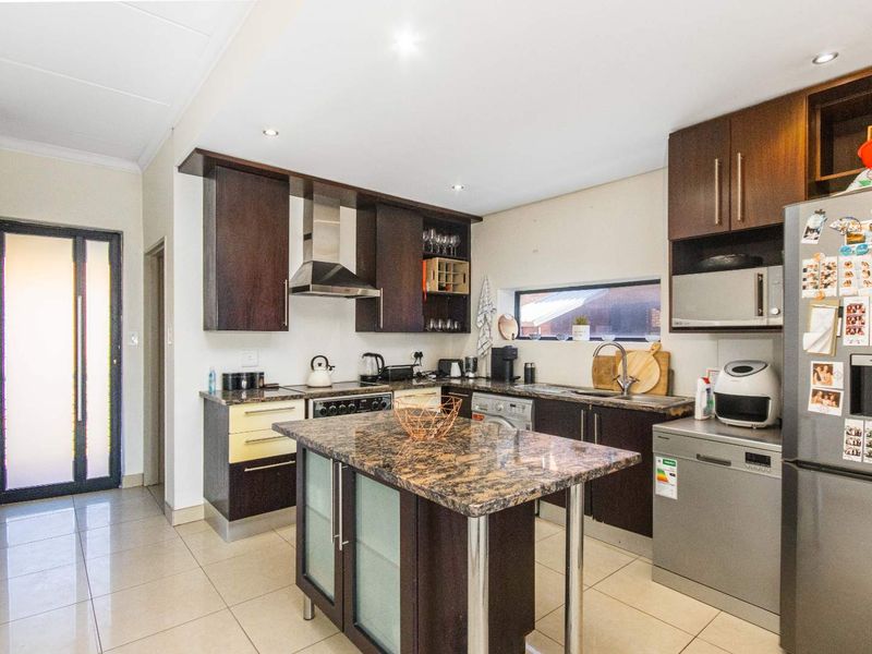 2 BED 2.5 BATH TRIPLEX UNFURNISHED APARTMENT ATHOL FOR SALE - Photo 5