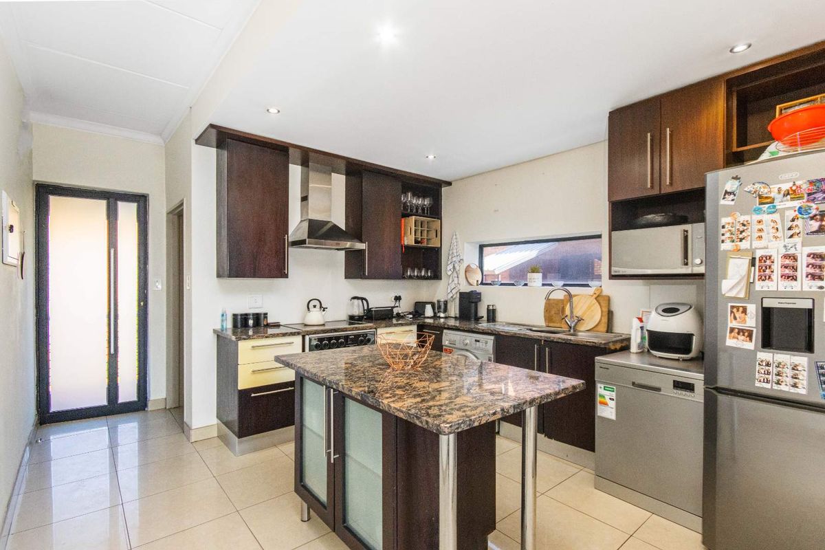 2 BED 2.5 BATH TRIPLEX UNFURNISHED APARTMENT ATHOL FOR SALE - Photo 5