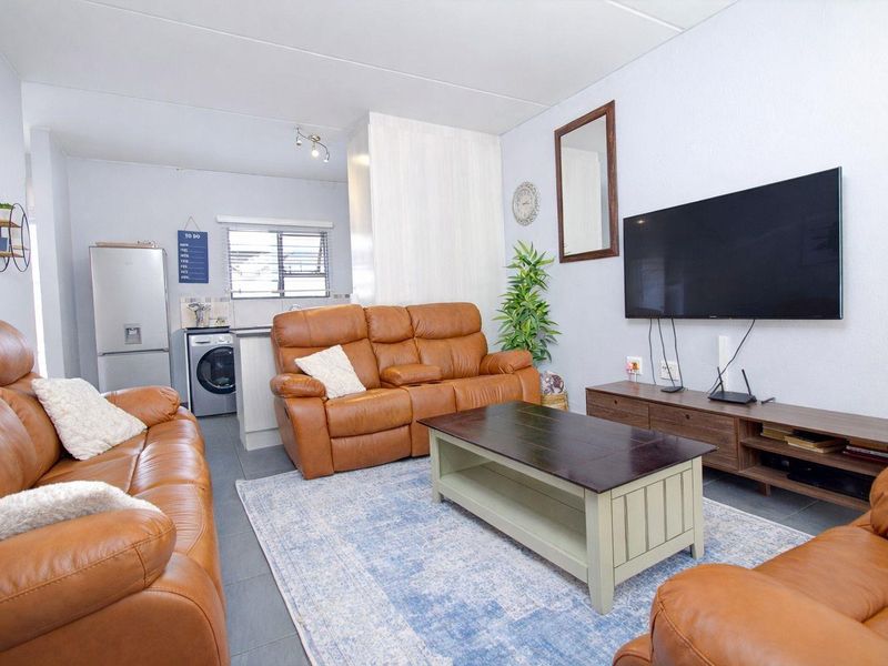 Modern Townhouse in Prime Location with Excellent Amenities - Photo 3