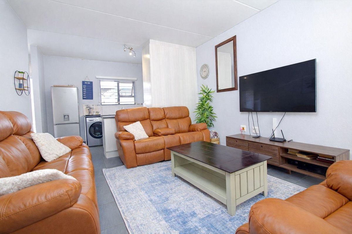 Modern Townhouse in Prime Location with Excellent Amenities - Photo 3