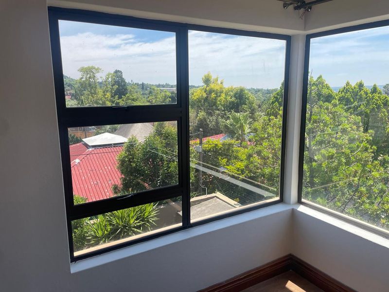 Modern double-storey home in Randpark Ridge featuring an indoor pool, 3 en-suites, wine cellar, double garage, plus a separate 2-bed cottage with its own garage - Photo 9