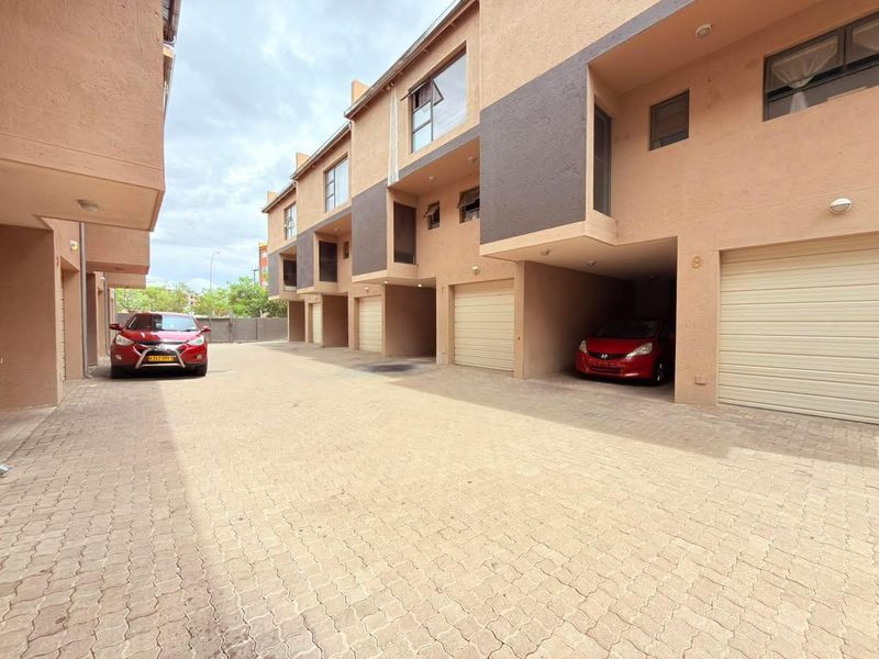 Modern double-storey townhouses situated within the secure and highly sought-after Villas Erikson Complex - Photo 2