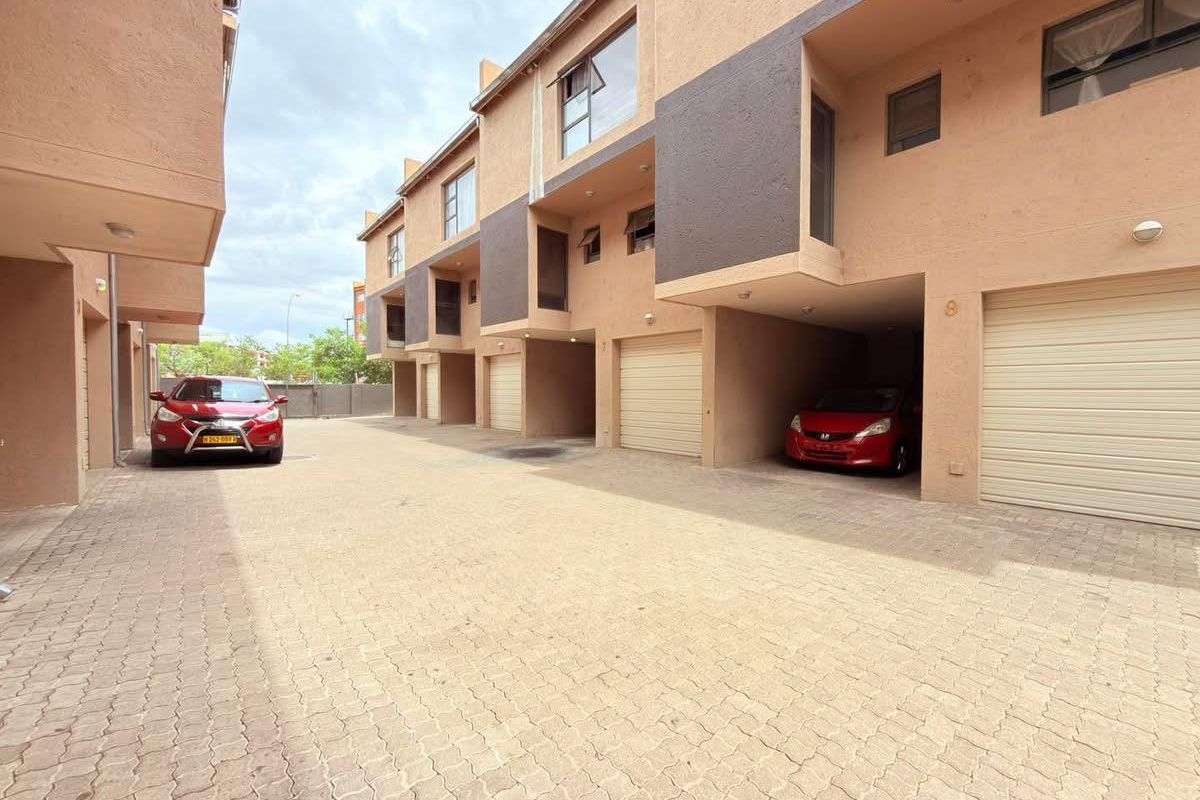 Modern double-storey townhouses situated within the secure and highly sought-after Villas Erikson Complex - Photo 2