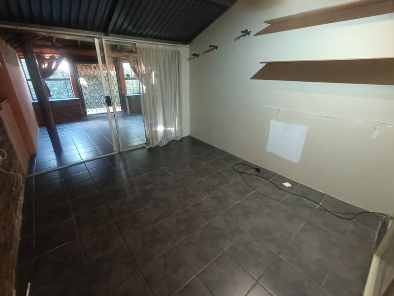 Spacious Duplex For Sale in Clubview. - Photo 10