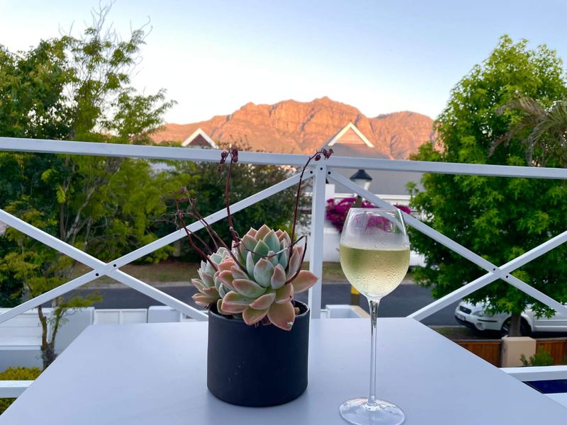 A balcony featuring a white metal balustrade with scenic mountain views, providing an ideal outdoor space for relaxation.