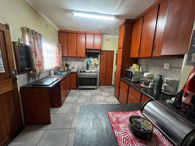 Charming Family Home in a Highly Sought-After Area - Photo 2