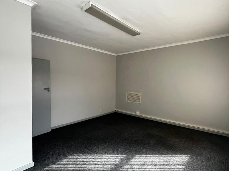 Elevate Your Business at Salgar House – Prime Newton Park Location! - Photo 4