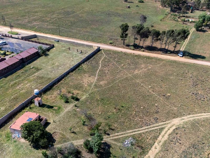 Spacious Stand with Endless Potential - Photo 2