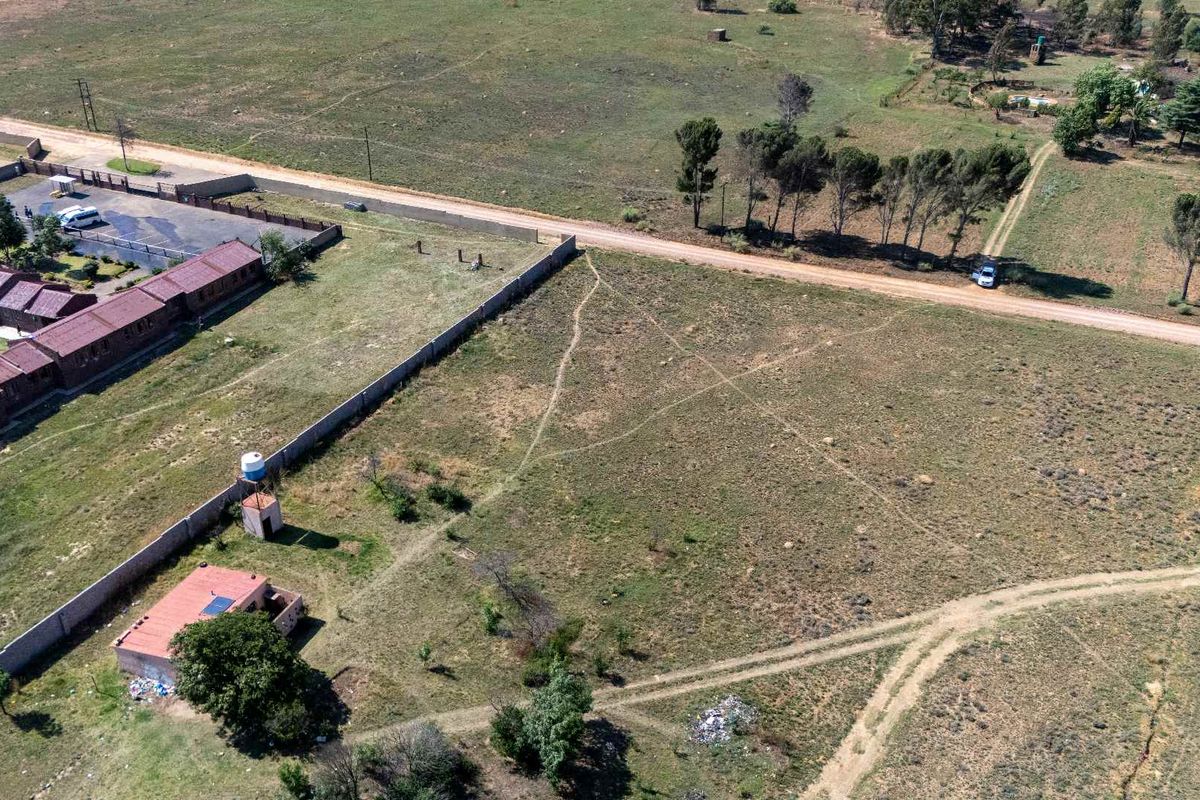 Spacious Stand with Endless Potential - Photo 2