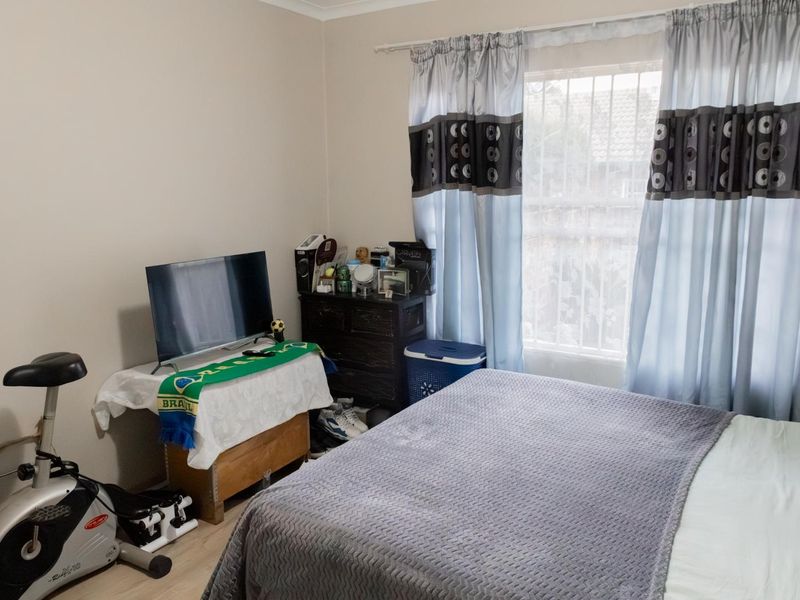 FOR SALE: 2-Bedroom Simplex in Moreleta Park - Photo 9