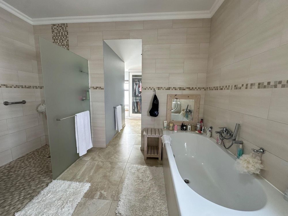 En-suite bathroom of main bedroom