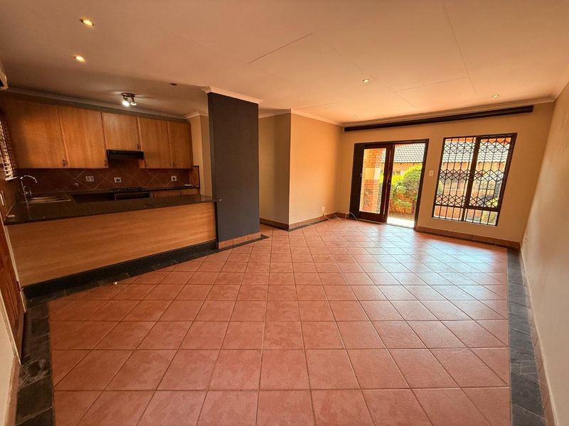 Perfect Lock-Up & Go 2 Bedroom Simplex in a Sought-After Double Security Estate - Photo 7