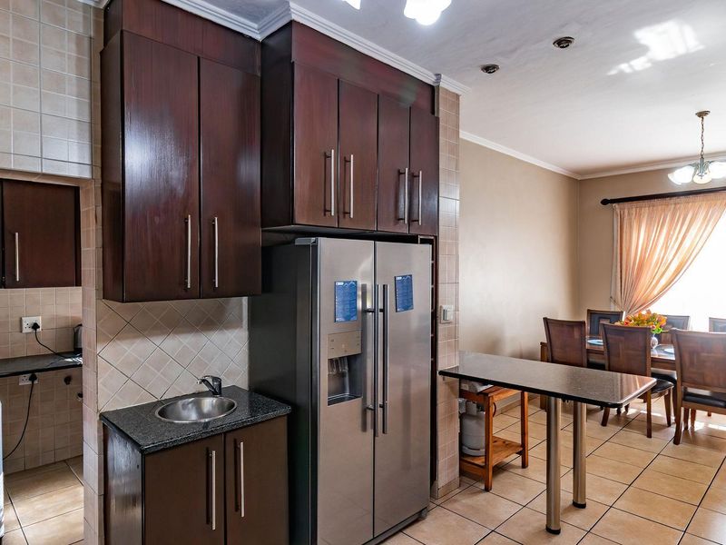 Stunning House In Rooihuiskraal Ext 22 - Photo 8