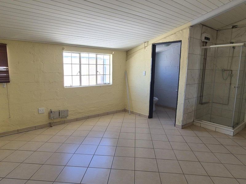 Warehouse with offices to let Southern Industrial - Photo 10