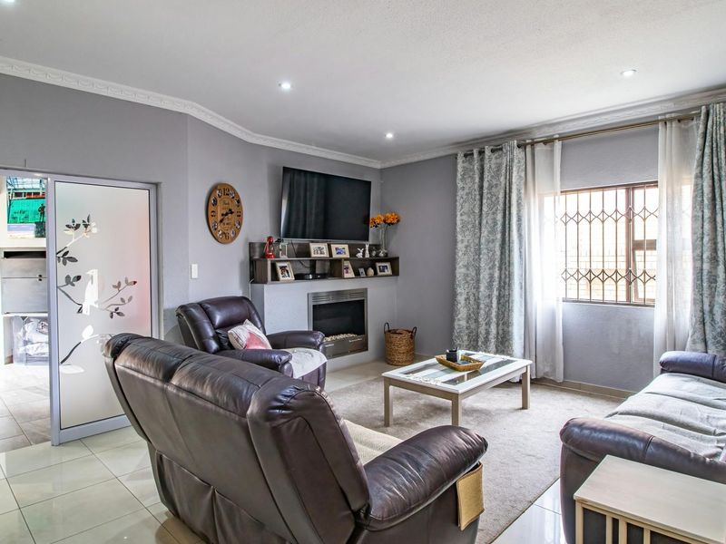 Charming 5-Bedroom Full Title for Sale in Meyersdal's Prestigious Palomino Drive! - Photo 5