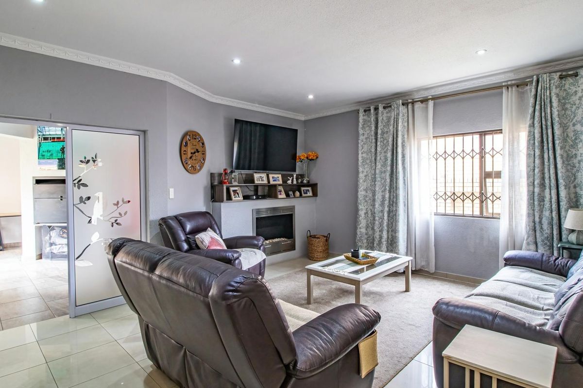 Charming 5-Bedroom Full Title for Sale in Meyersdal's Prestigious Palomino Drive! - Photo 5