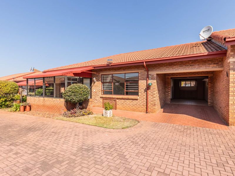 Charming Retirement Living - Photo 3