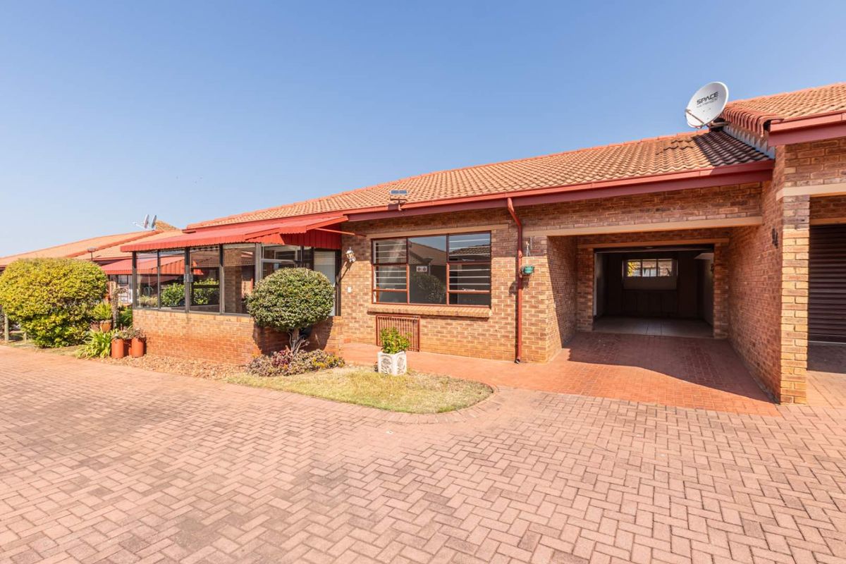 Charming Retirement Living - Photo 3