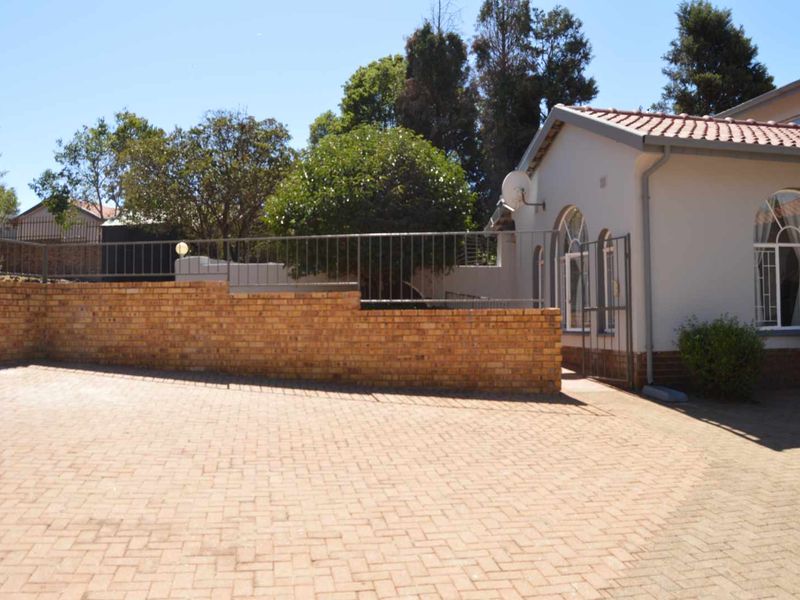 Modern 5 Bedroom Family Home For Sale  in Mulbarton. - Photo 2