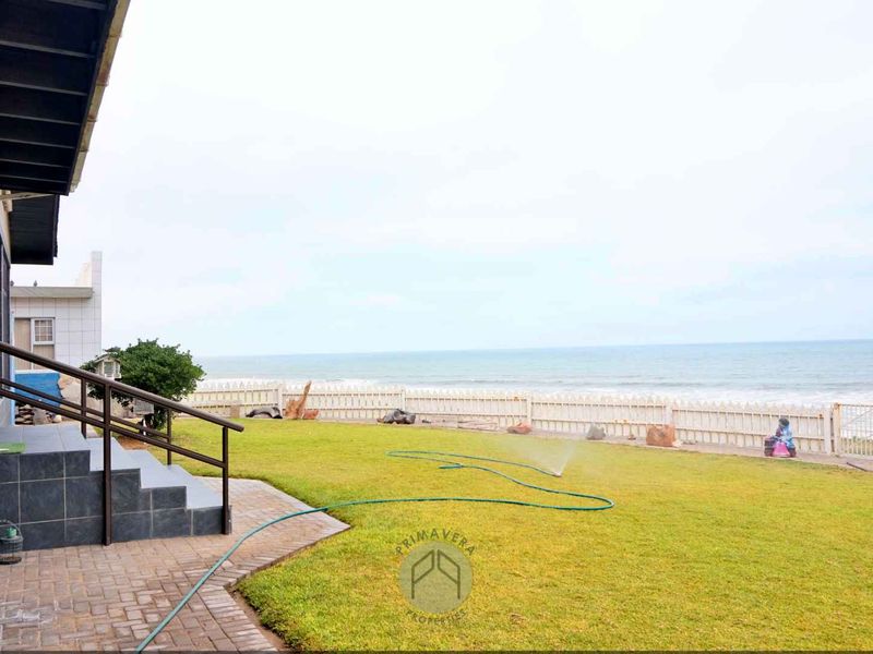 3 Bedroom OCEAN FRONT House With a 1 Bedroom Flat FOR SALE in Noord Duin, Henties Bay - Photo 2