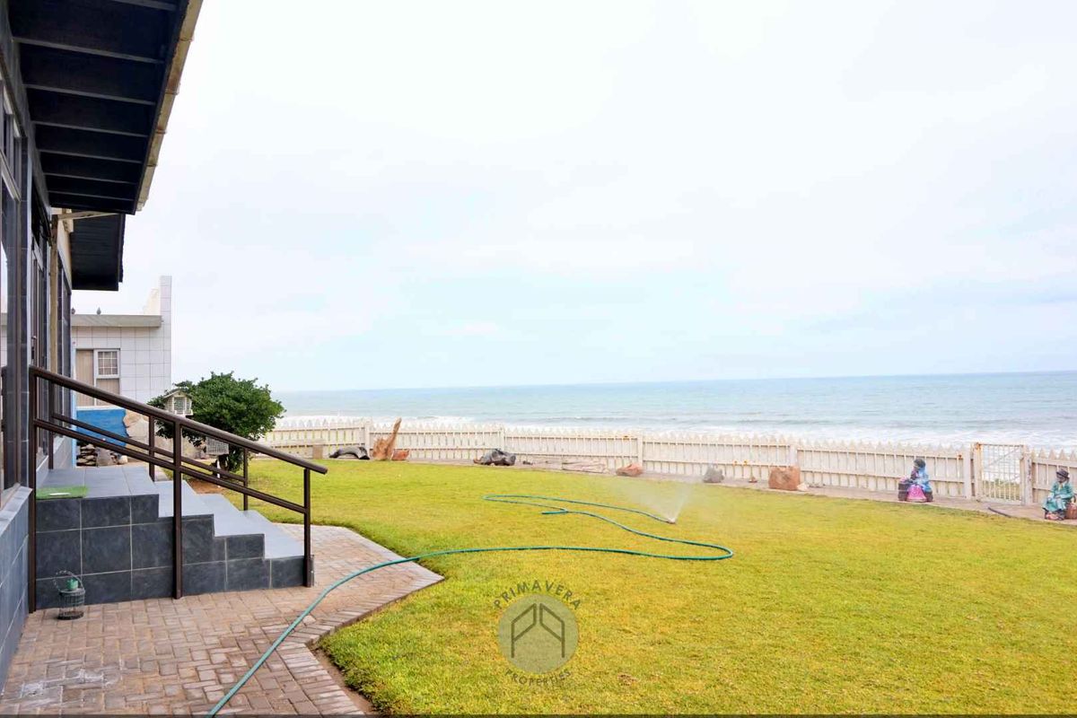 3 Bedroom OCEAN FRONT House With a 1 Bedroom Flat FOR SALE in Noord Duin, Henties Bay - Photo 2
