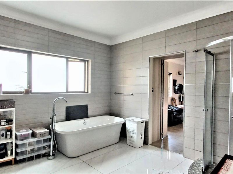 Exclusive Modern Home for Sale in Prime Auasblick Cul-de-Sac - Photo 8