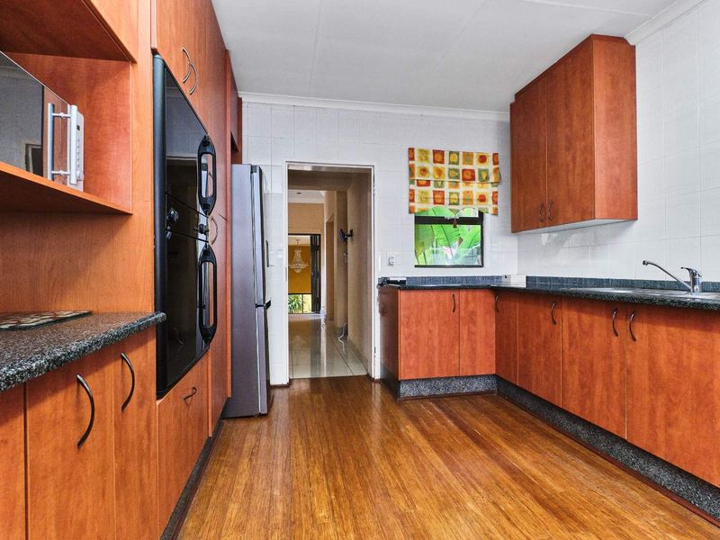 Spacious Family Home with Heart – in Quiet Cul-de-Sac - Photo 7