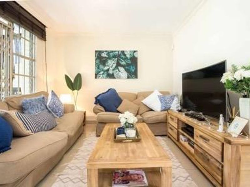 Beautiful 3 Bed Townhouse (Pet friendly – Cats & Small dogs) in Sunningdale!! - Photo 2