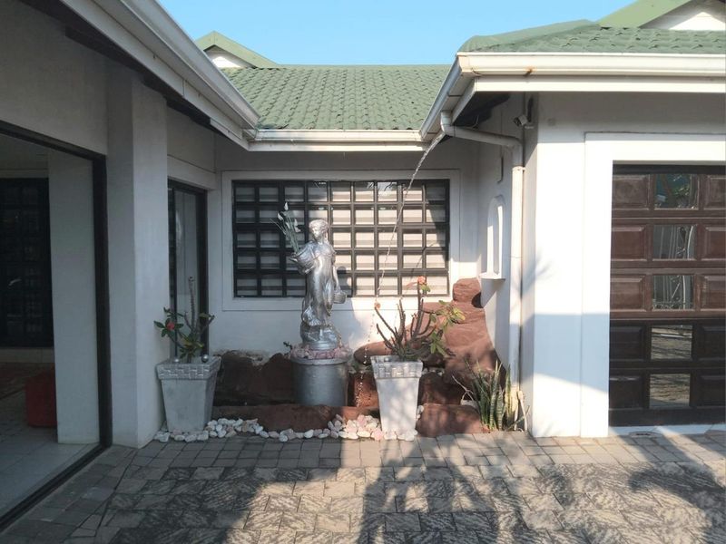 Immaculate 3 bedroom 4 bathroom home for sale in sought after Somerset Park - Photo 4