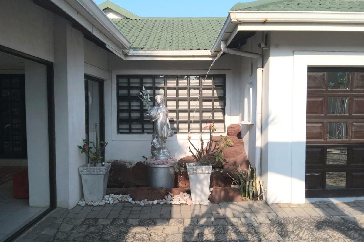 Immaculate 3 bedroom 4 bathroom home for sale in sought after Somerset Park - Photo 4