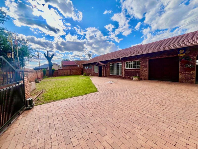 Beautiful home for Sale in Dersley - Photo 2