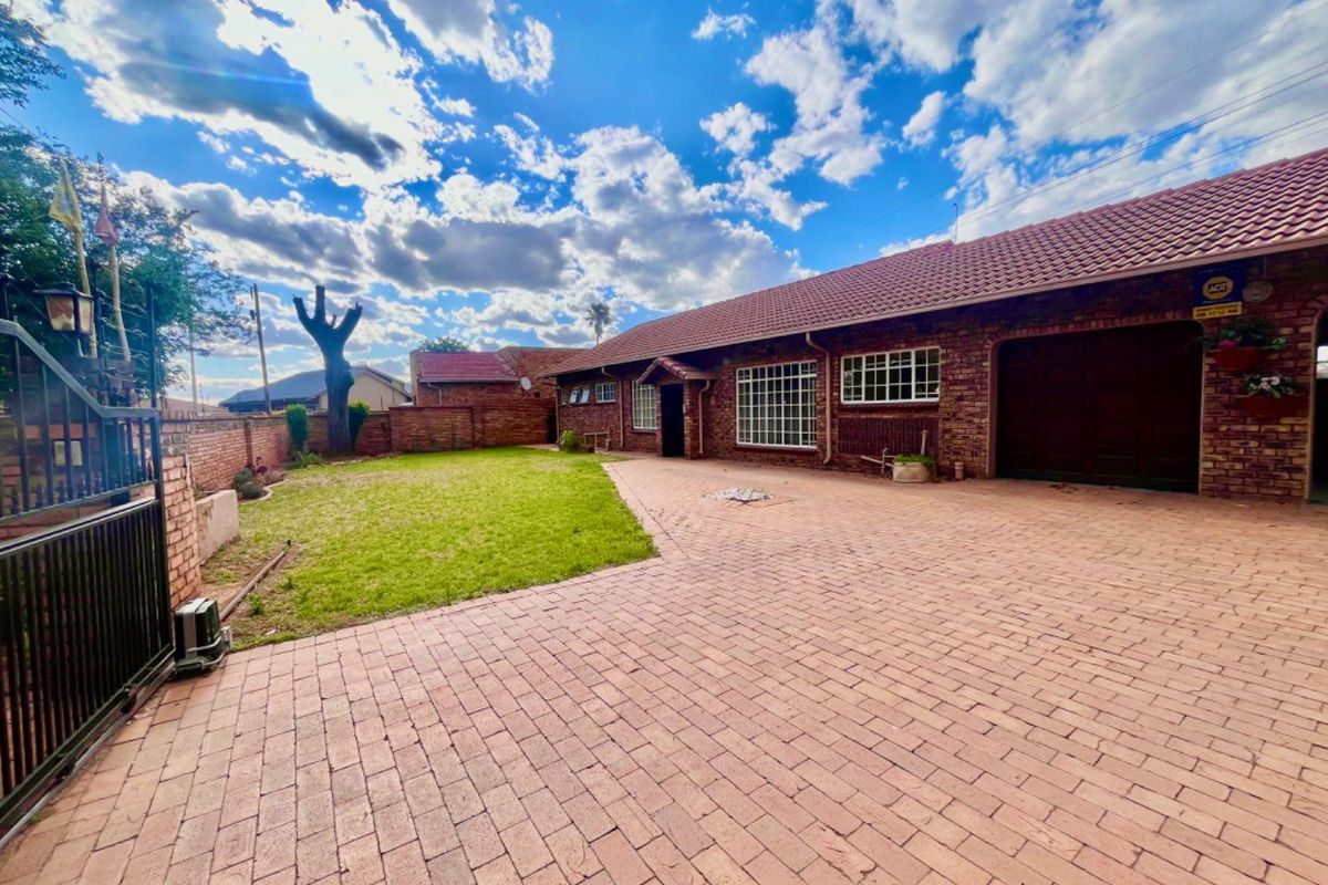 Beautiful home for Sale in Dersley - Photo 2