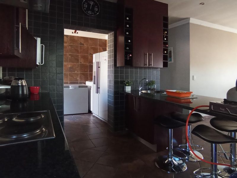 Spacious 3-Bedroom Home with Pool & Perfect Family Space - Photo 5