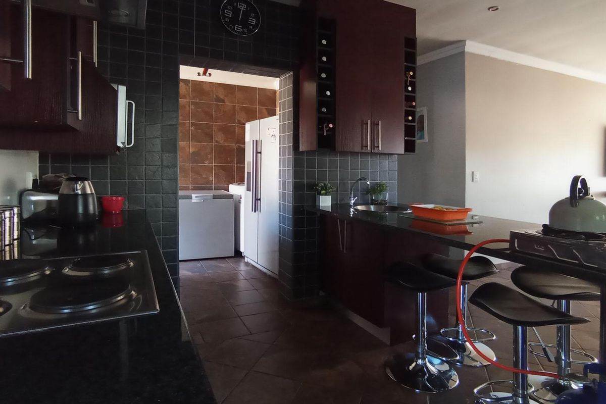 Spacious 3-Bedroom Home with Pool & Perfect Family Space - Photo 5