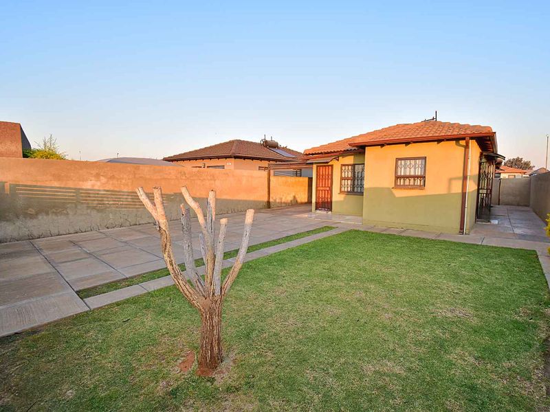 3 Bedroom, 2 Bathroom Home - Photo 4