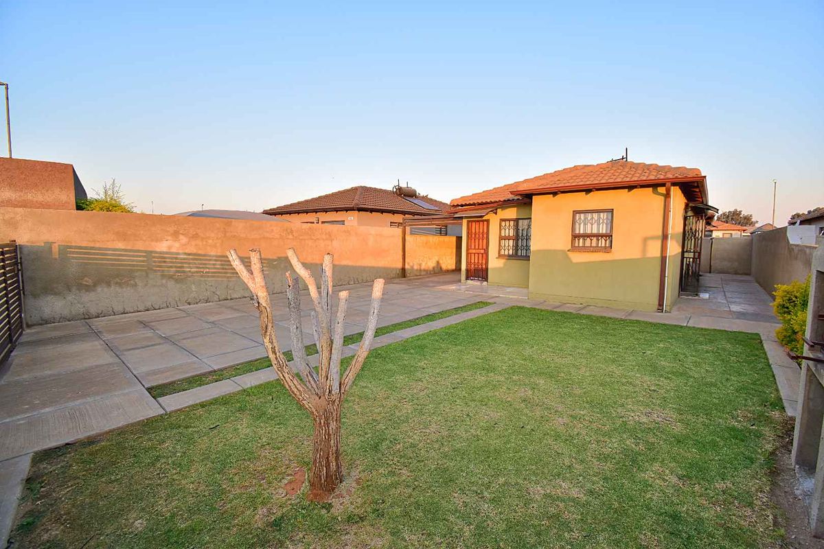 3 Bedroom, 2 Bathroom Home - Photo 4