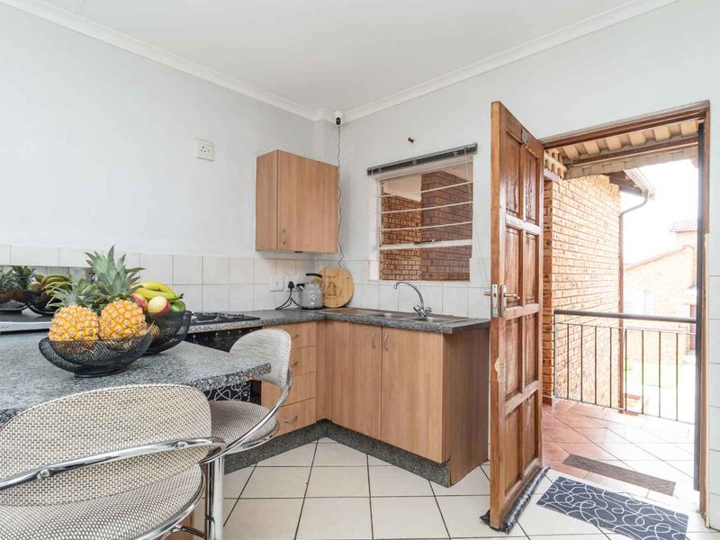 Unwind in Style: Modern 2 bedroom apartment. Mountain Views from Your Private Balcony - Photo 6