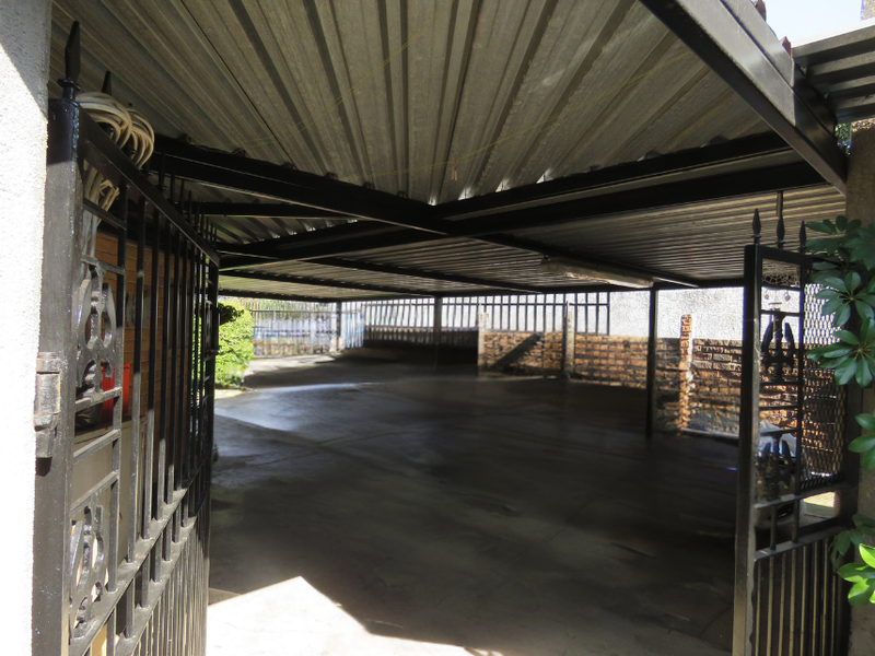 Spacious Florentia Family Living with Private Granny Flat - Photo 2