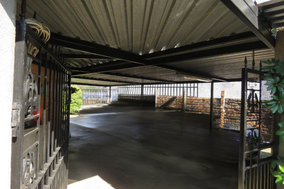 Spacious Florentia Family Living with Private Granny Flat - Photo 2