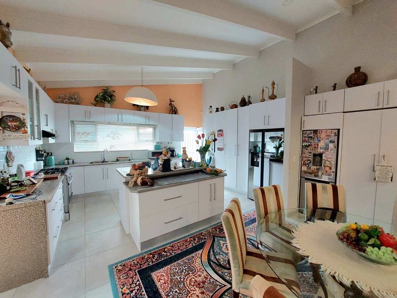 Spacious Family Home with Separate Flat - Photo 9