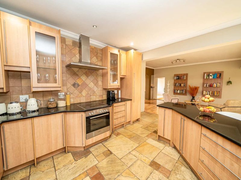 Architecturally Designed Indoor-Outdoor Family Home in Glen Marais - Photo 5